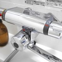 サーモミキシング型とは湯温が自動的に調節される栓のこと