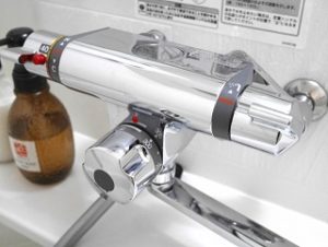 サーモミキシング型とは湯温が自動的に調節される栓のこと